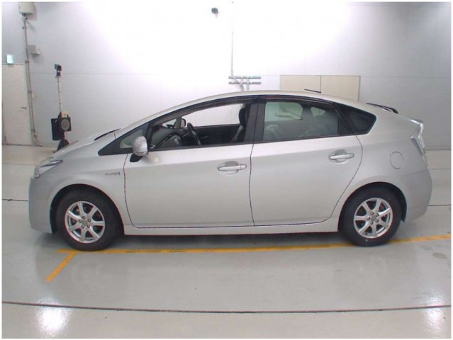 PRIUS S4